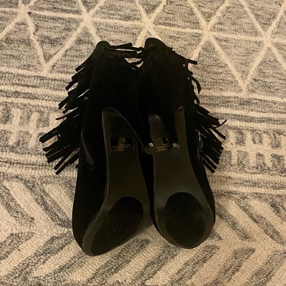 Suede tassel ankle booties! Size 8 - Picture 4 of 4